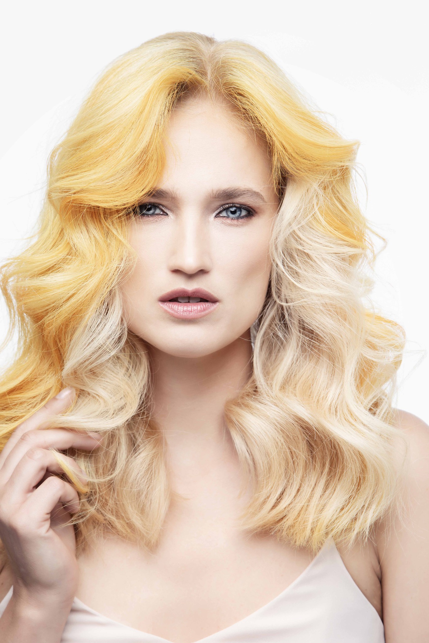 Colore biondo luminoso realizzato da Oynè Salon